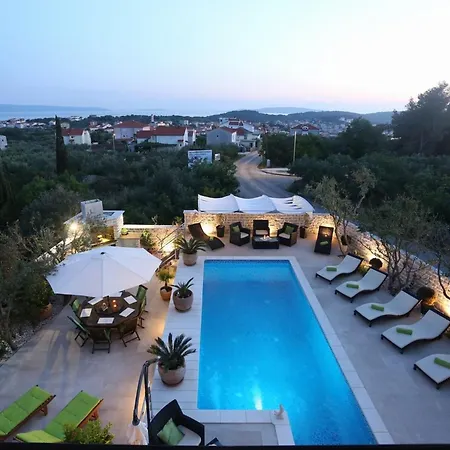 Okrug Gornji Luxurious Escape With Pool 别墅 *