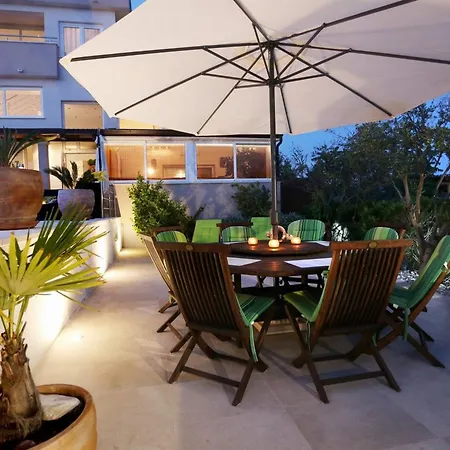 Okrug Gornji Luxurious Escape With Pool 别墅 *