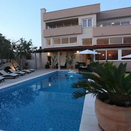 Okrug Gornji Luxurious Escape With Pool 别墅 *