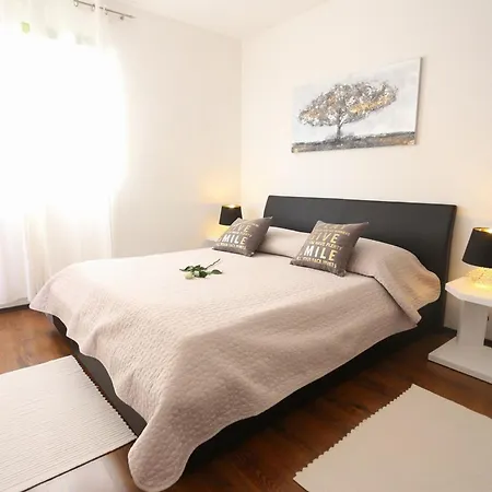 别墅 Okrug Gornji Luxurious Escape With Pool 特罗吉尔