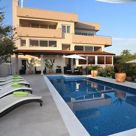 Okrug Gornji Luxurious Escape With Pool 别墅 *