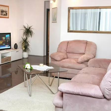 Okrug Gornji Luxurious Escape With Pool Villa