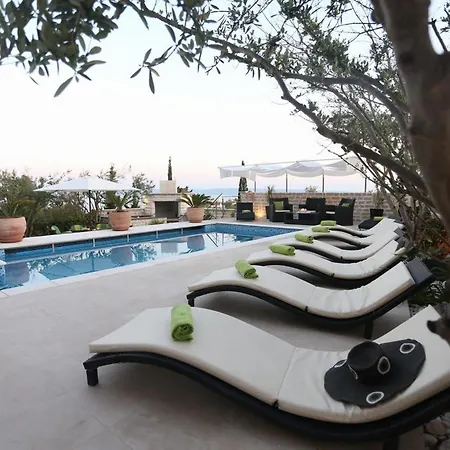 Okrug Gornji Luxurious Escape With Pool Villa