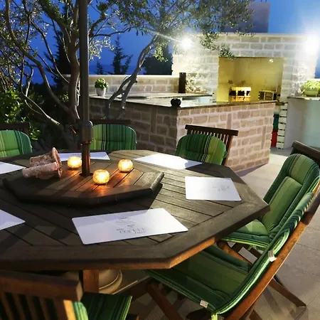 Villa Okrug Gornji Luxurious Escape With Pool